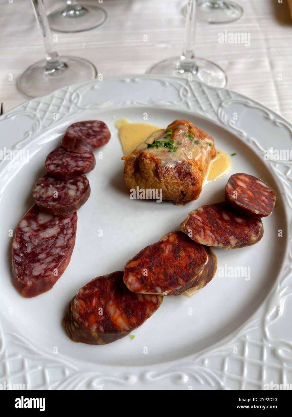 Salchichon e chorizo come tapa. Spagna. Foto Stock