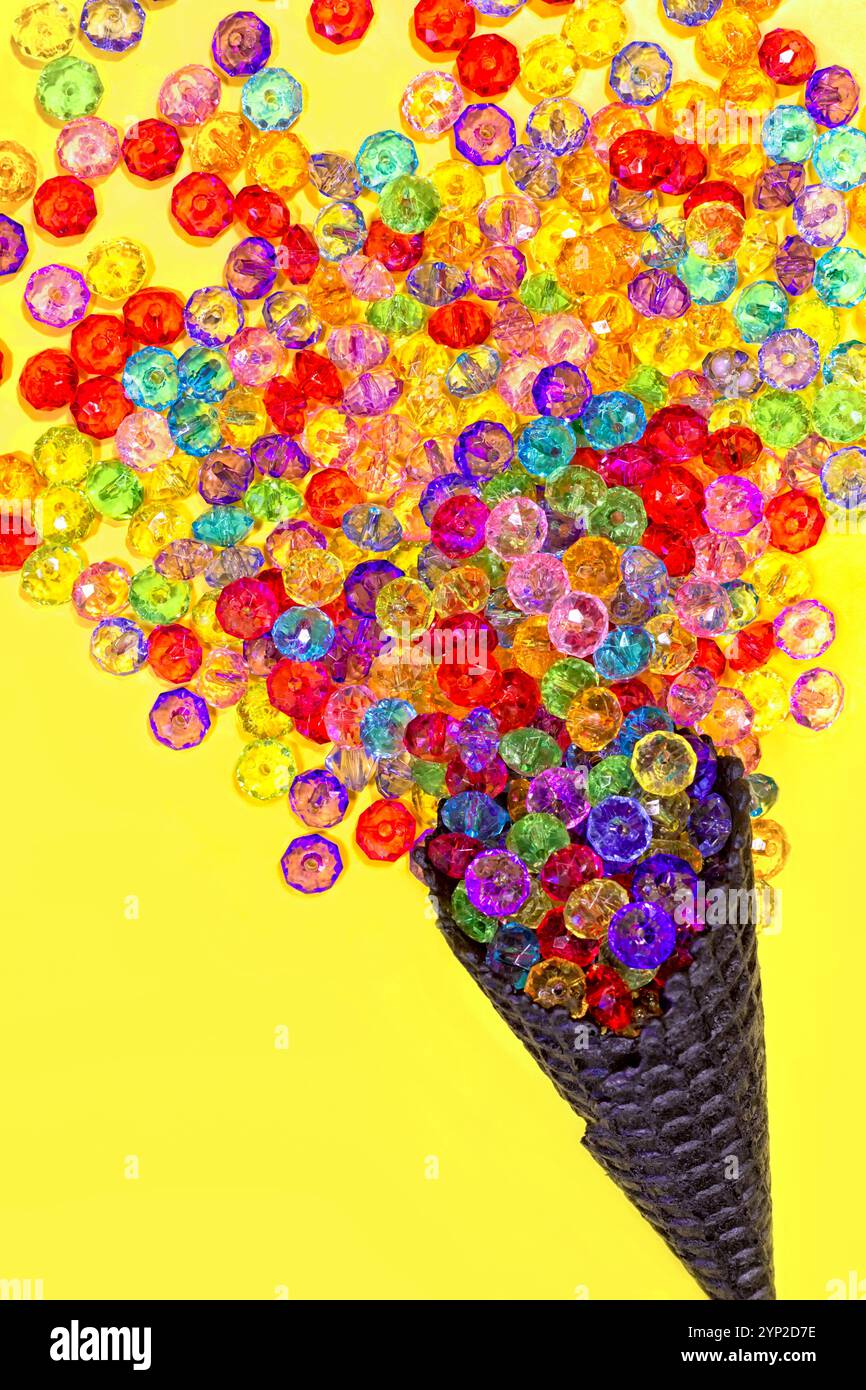 Stile e bellezza con perline multicolore su sfondo giallo Foto Stock