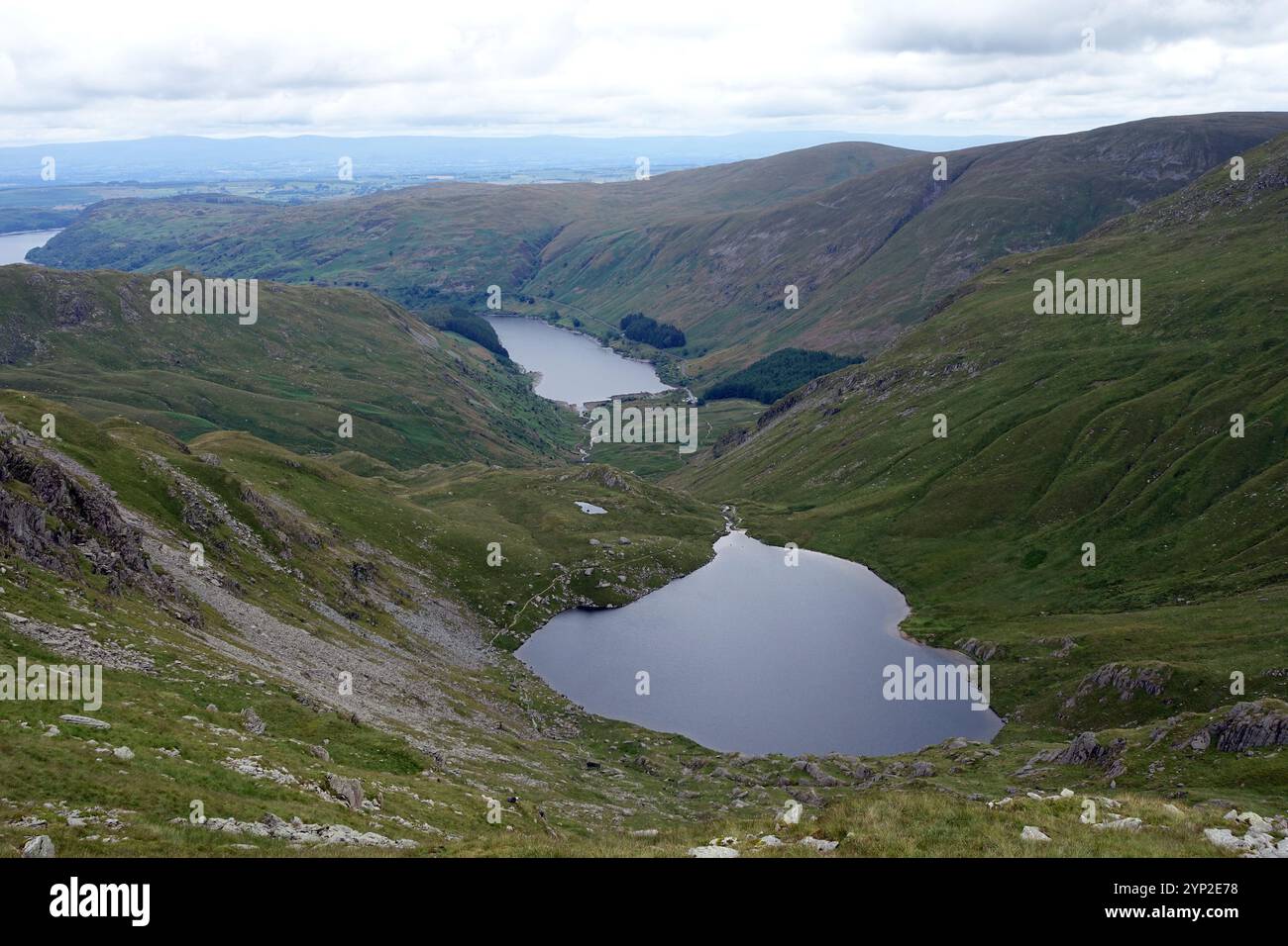 Small Water Lake e Haweswater Lake dal Wainwright 'Mardale Ill Bell' nel Lake District National Park, Cumbria, Inghilterra, Regno Unito Foto Stock