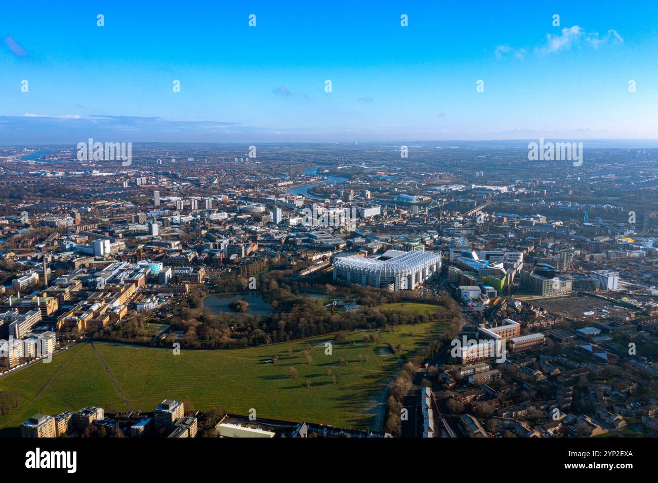 Vista aerea panoramica della città di Newcastle, con punti di riferimento iconici, spazi verdi e il fiume Tyne sotto un cielo azzurro. Perfetto per le aree urbane Foto Stock