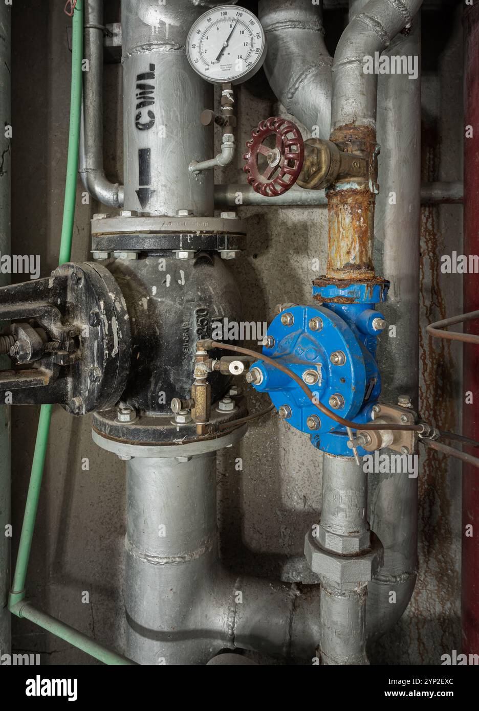 Bangkok, Tailandia - 17 novembre 2024 - Vista della valvola del filtro di controlavaggio, della valvola di controllo automatica, del manometro dell'acqua e della valvola di controllo dell'acqua vecchia su Foto Stock