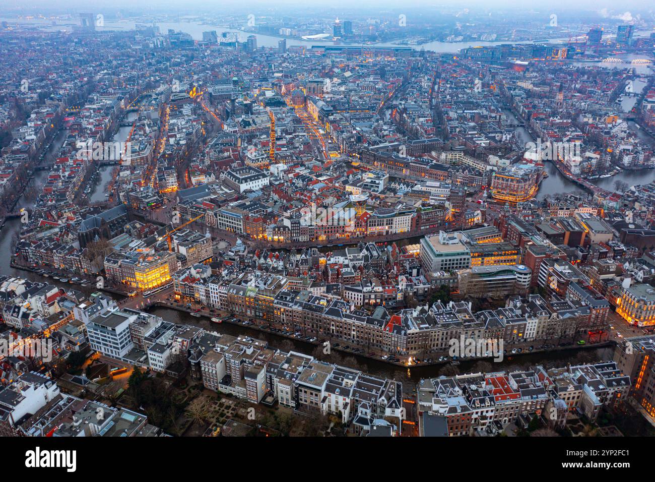 Accattivante vista aerea di Amsterdam al tramonto, evidenziando i canali luminosi, l'architettura storica e la vibrante energia urbana della capitale olandese Foto Stock