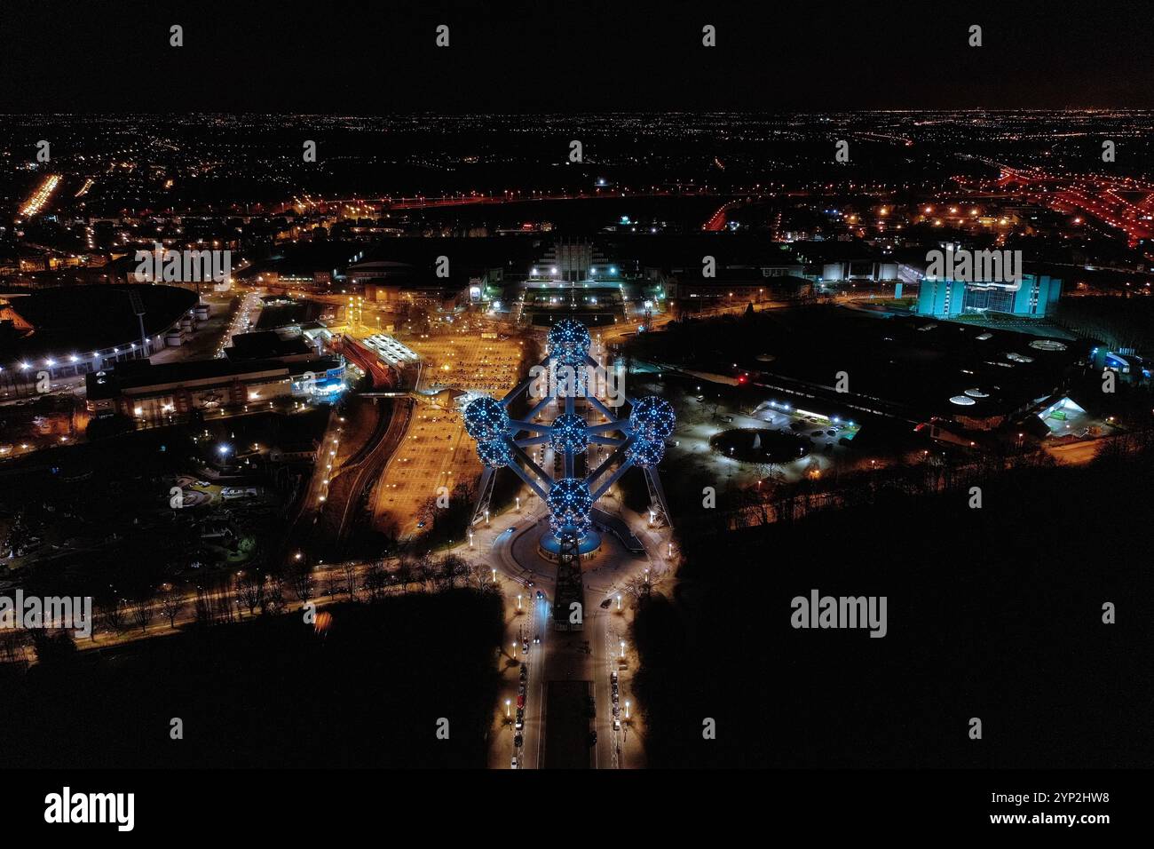 Affascinante vista aerea notturna dell'Atomium di Bruxelles, Belgio, illuminata contro lo skyline della città. Una perfetta miscela di architettura moderna e CA Foto Stock
