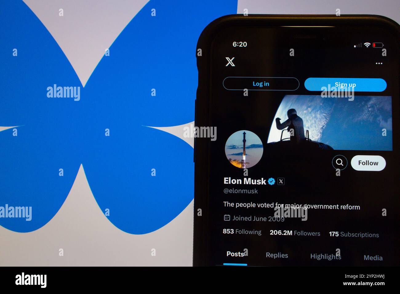Città del Messico, MESSICO - novembre 28 2024: Uno schermo per iPhone che visualizza la pagina dell'account X app di Elon Musk, con un logo Bluesky Social sullo sfondo. Foto Stock