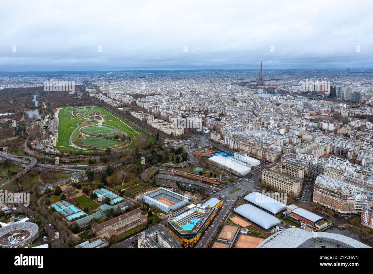 Una vista aerea mozzafiato di Parigi che mette in mostra il verdeggiante Parc des Princes e l'iconica Torre Eiffel all'orizzonte, mescolando lussureggianti spazi verdi Foto Stock