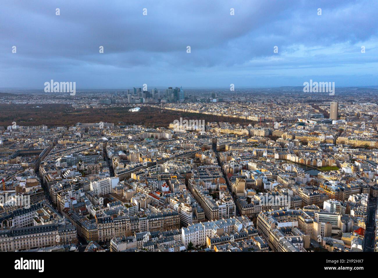 Una splendida vista aerea di Parigi, che mostra l'iconico paesaggio urbano con lo skyline de la Défense sullo sfondo, unendo fascino storico con arcate moderne Foto Stock