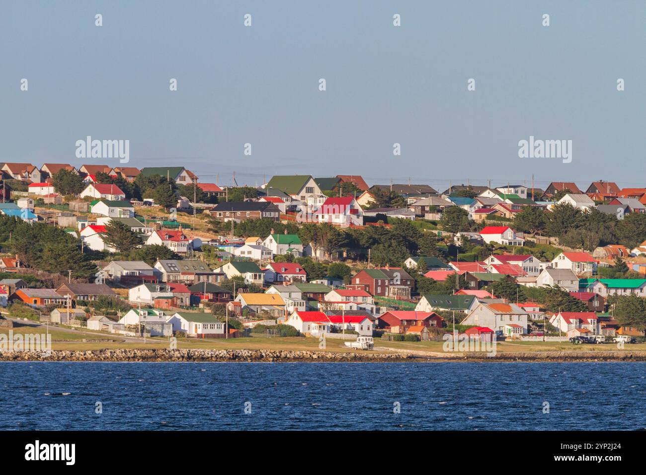 Vista della città di Stanley, la capitale e unica vera città (con una cattedrale) nelle Isole Falkland, nell'Oceano Atlantico meridionale, in Sud America Foto Stock