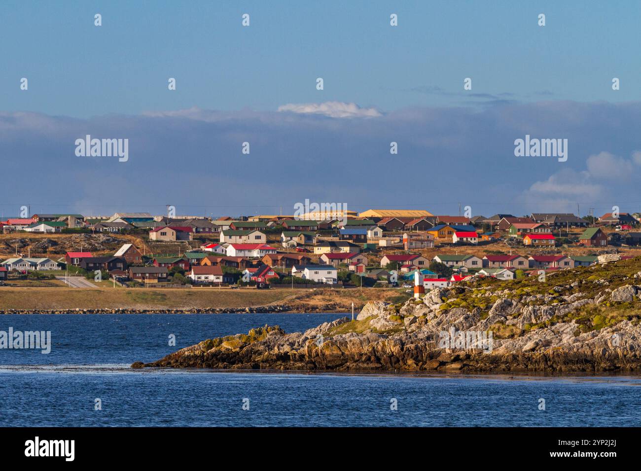 Vista della città di Stanley, la capitale e unica vera città (con una cattedrale) nelle Isole Falkland, nell'Oceano Atlantico meridionale, in Sud America Foto Stock