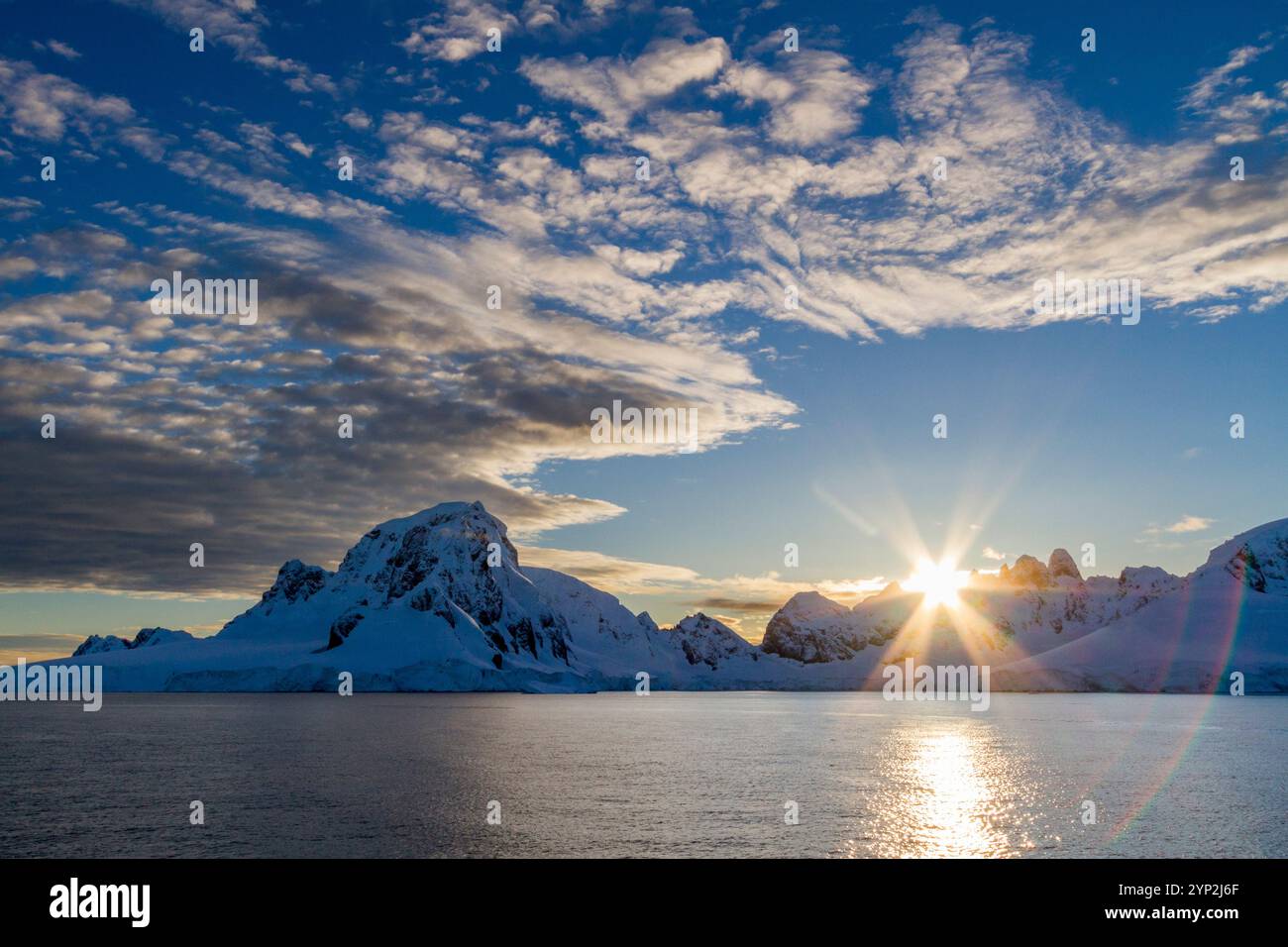 Vista delle montagne innevate all'alba nel porto di Neko nella baia di Andvord, Antartide, regioni polari Foto Stock
