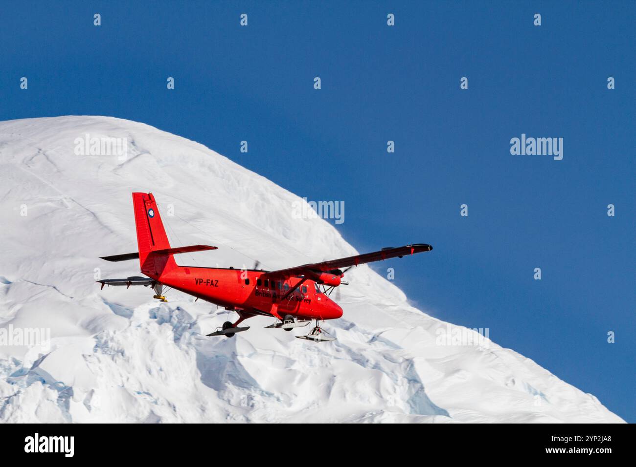 Aereo di ricerca del British Antarctic Survey (BAS) che opera a Gullet, vicino alla stazione di Rothera vicino alla Penisola Antartica, nelle regioni polari Foto Stock