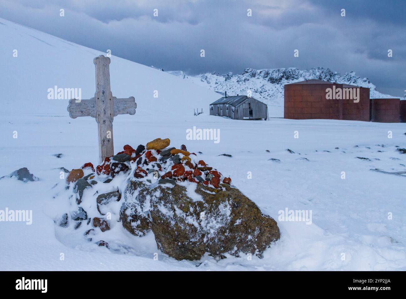 Tomba presso l'ex stazione baleniera abbandonata a Port Foster all'interno della caldera di Deception Island, Antartide, regioni polari Foto Stock