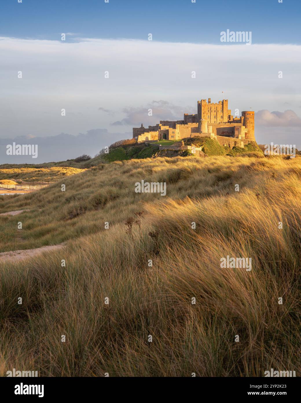 Il castello di Bamburgh, Bamburgh, Northumberland, England, Regno Unito, Europa Foto Stock