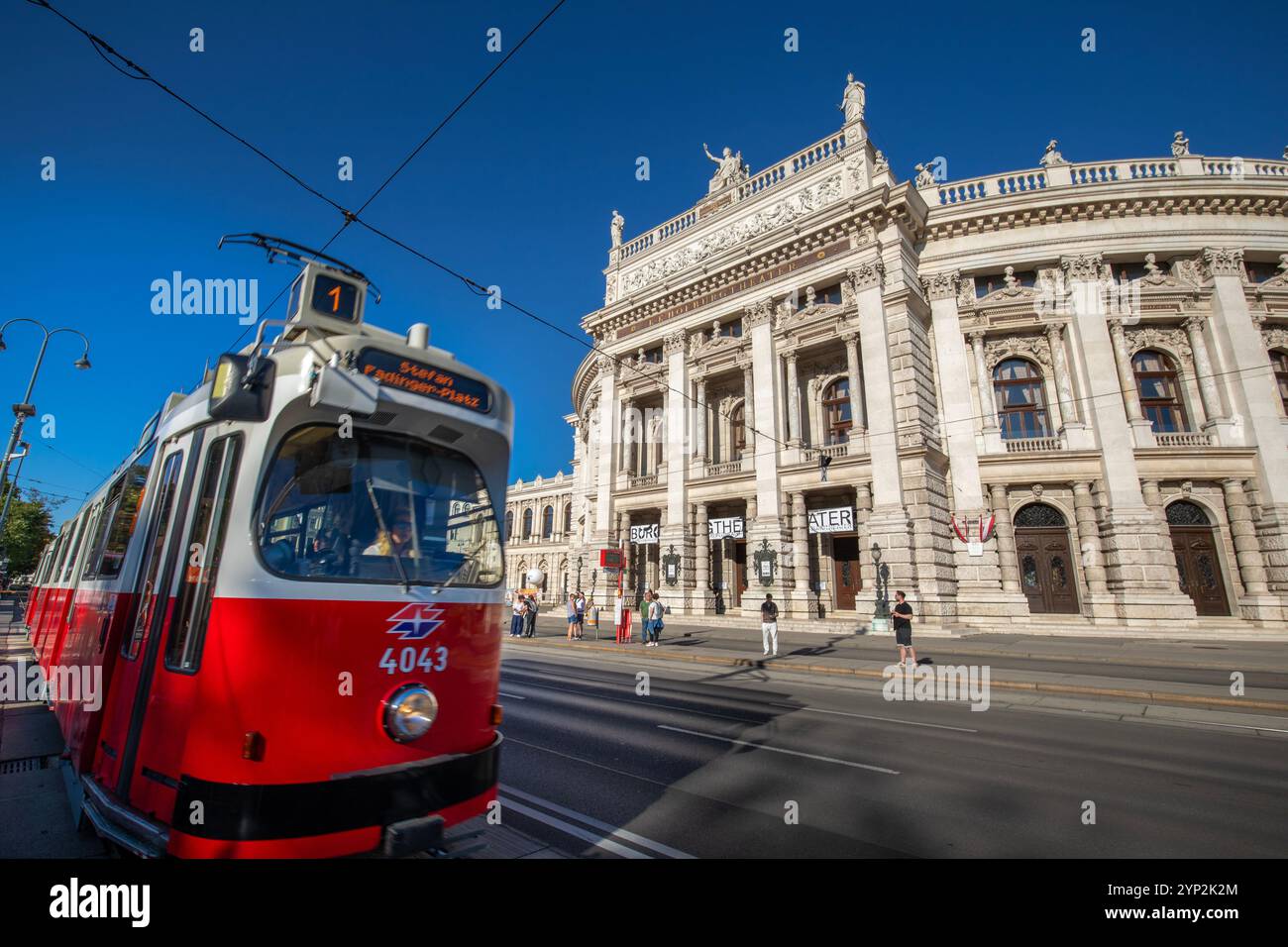 Burgtheater, sito patrimonio dell'umanità dell'UNESCO, tram, Vienna, Austria, Europa Foto Stock