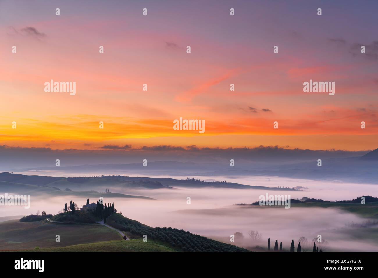 Casa tradizionale toscana in Val d'Orcia, patrimonio dell'umanità dell'UNESCO, all'alba, in Toscana, Italia, Europa Foto Stock