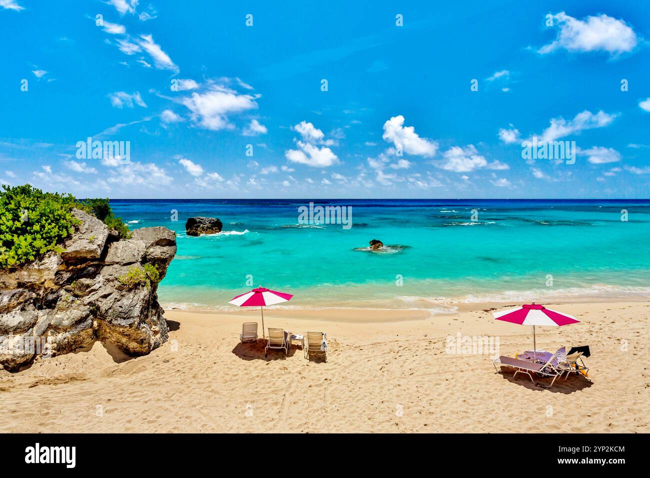 Spiaggia con sabbia rosa e acque turchesi, Bermuda, Atlantico settentrionale Foto Stock