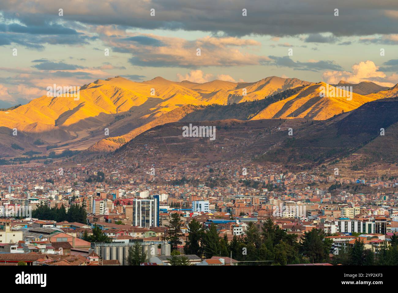 Colline intorno a Cusco al tramonto, Cusco, provincia di Cusco, regione di Cusco, Perù, sud America Foto Stock