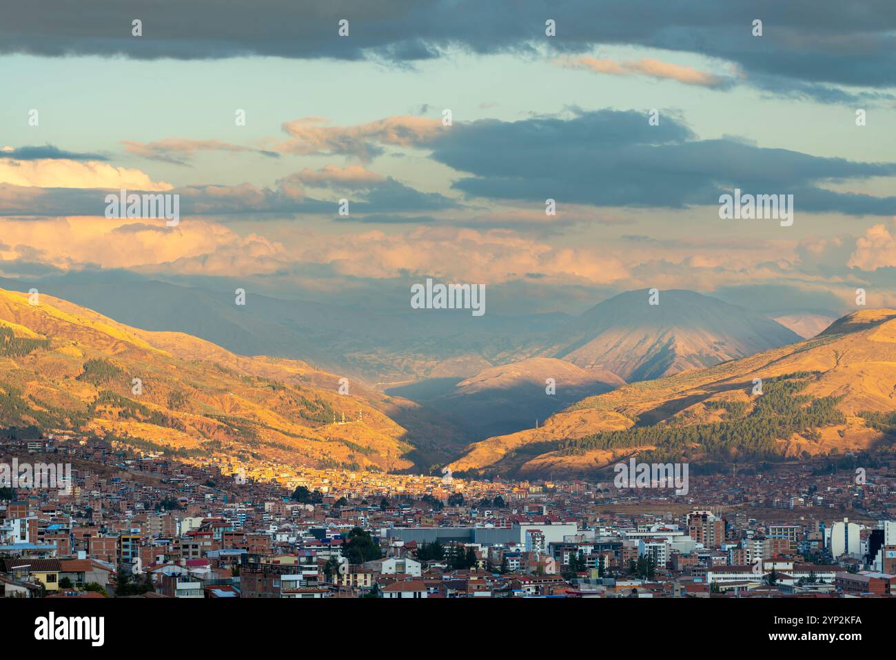 Colline intorno a Cusco al tramonto, Cusco, provincia di Cusco, regione di Cusco, Perù, sud America Foto Stock