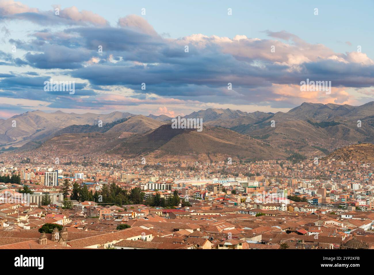 Colline intorno a Cusco al crepuscolo, Cusco, patrimonio dell'umanità dell'UNESCO, provincia di Cusco, regione di Cusco, Perù, Sud America Foto Stock