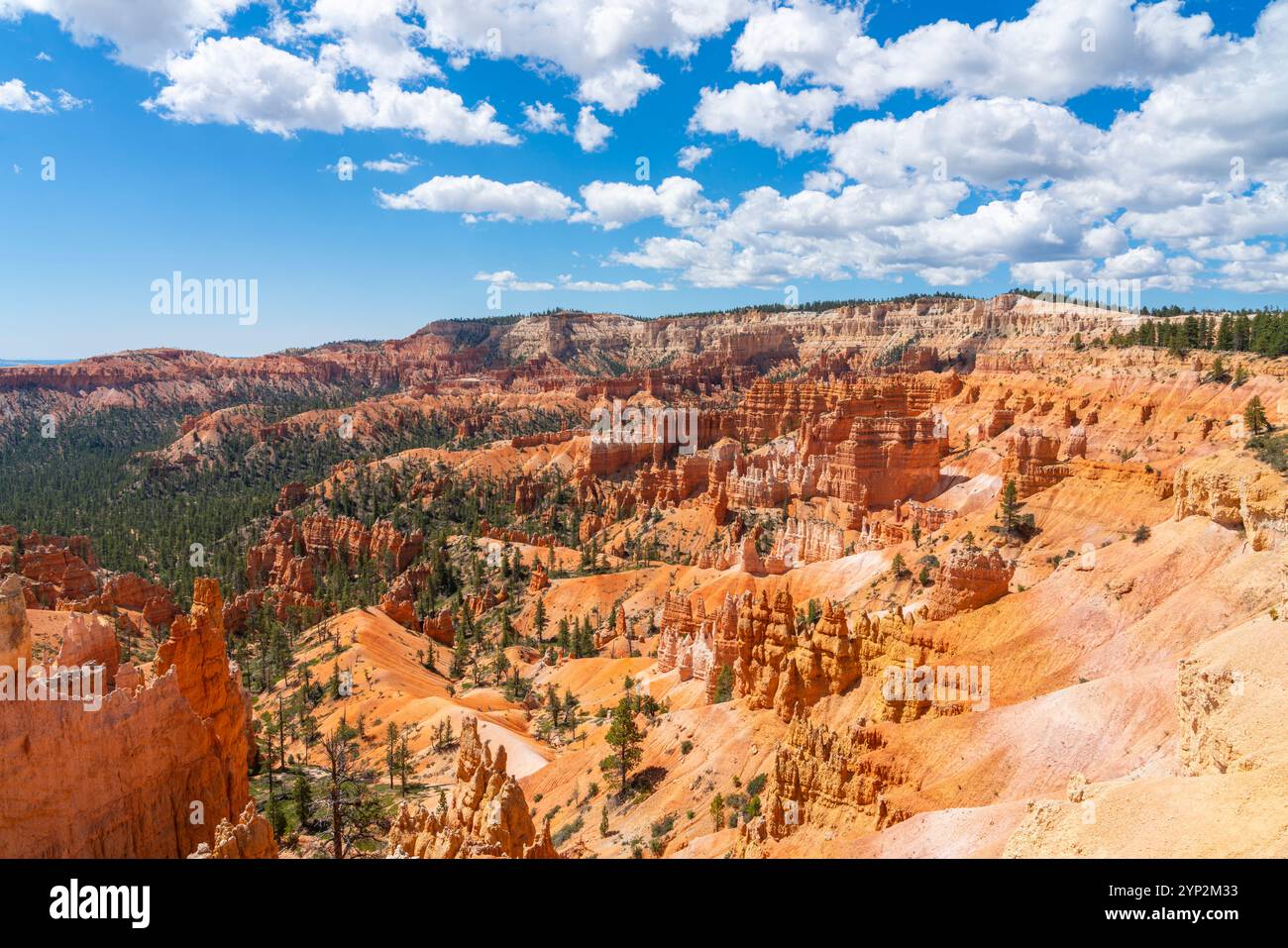 Vista panoramica di hoodoos e formazioni rocciose, Sunrise Point, Bryce Canyon National Park, Utah, Stati Uniti d'America, Nord America Foto Stock