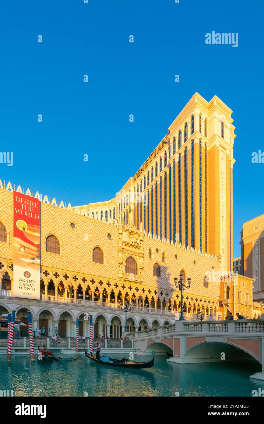 Giri in gondola nel canale The Venetian Las Vegas Hotel al tramonto, Las Vegas Strip, Paradise, Las Vegas Boulevard, Las Vegas, Nevada Foto Stock