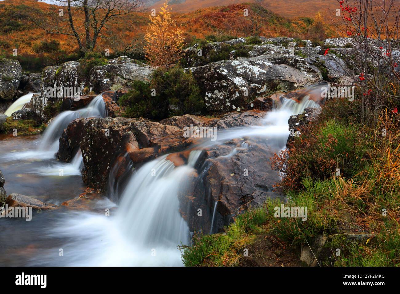 River Coupall e Waterfalls, Glen Etive, Highland, Scozia, Regno Unito, Europa Foto Stock