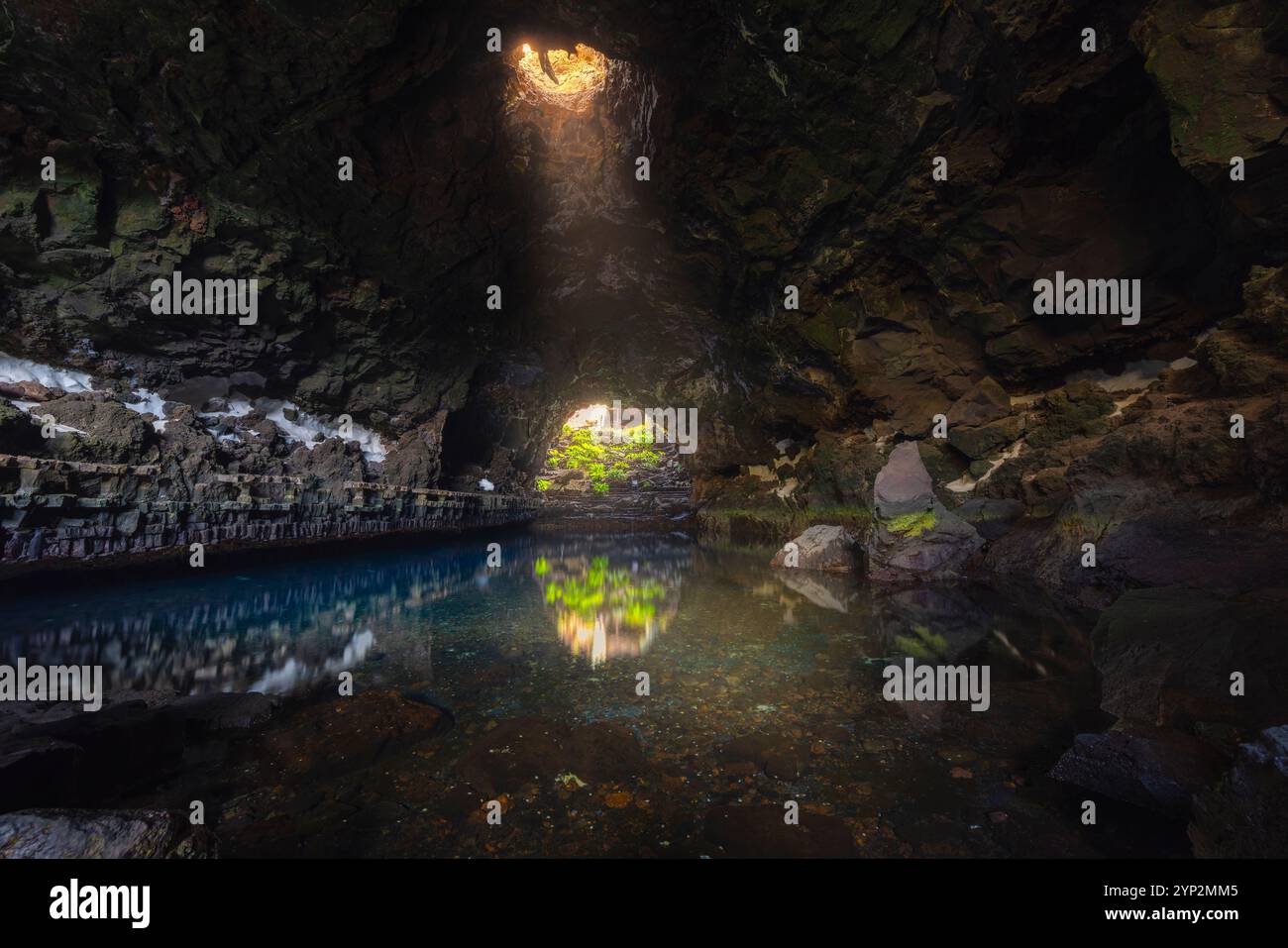 La bellezza interna di Jameos del Agua con un raggio di luce, Haria, Las Palmas, Lanzarote, Isole Canarie, Spagna, Atlantico, Europa Foto Stock