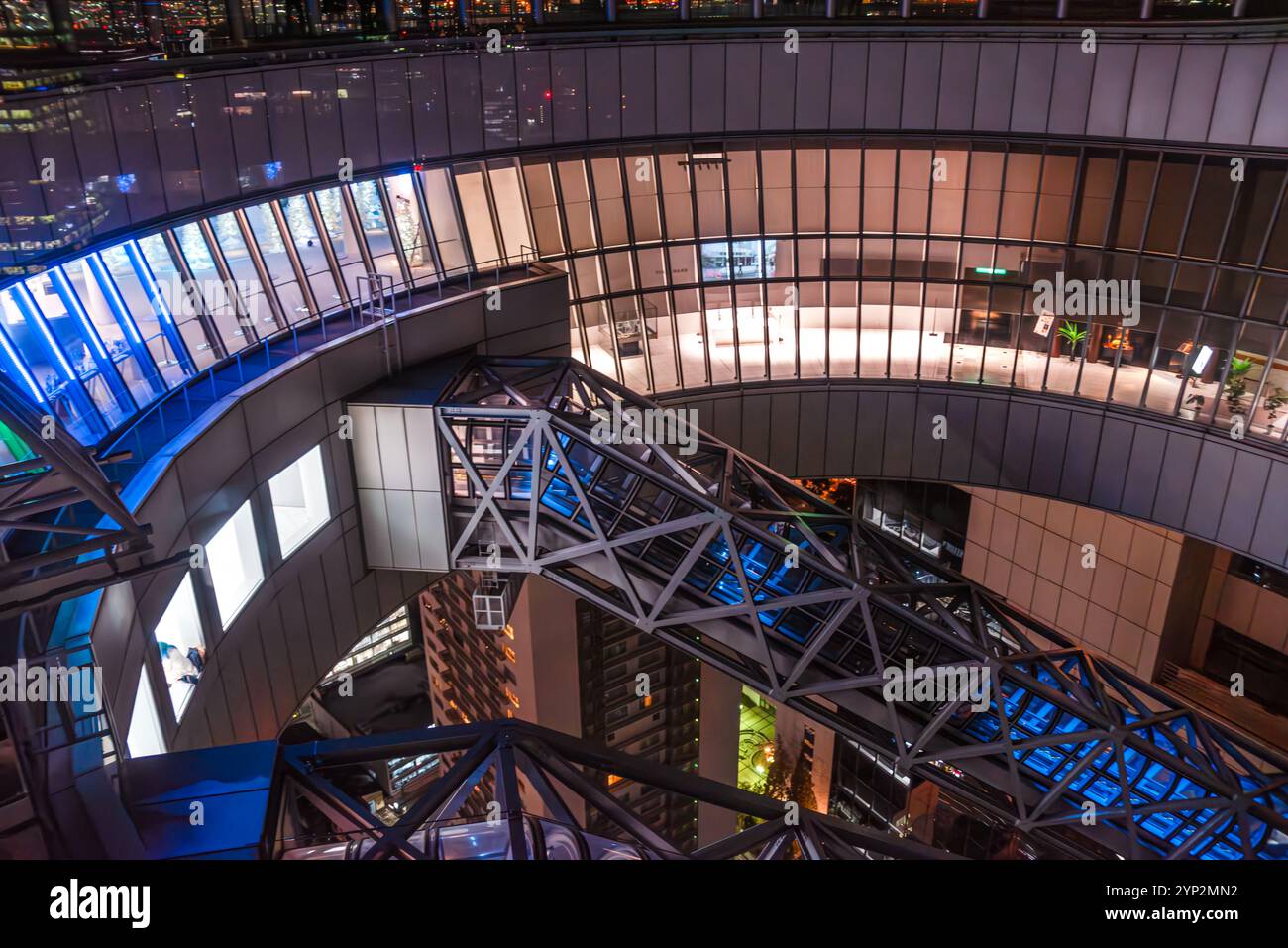 Tetto circolare dell'edificio Umeda Sky e skyline notturno di Osaka, Honshu, Giappone, Asia Foto Stock