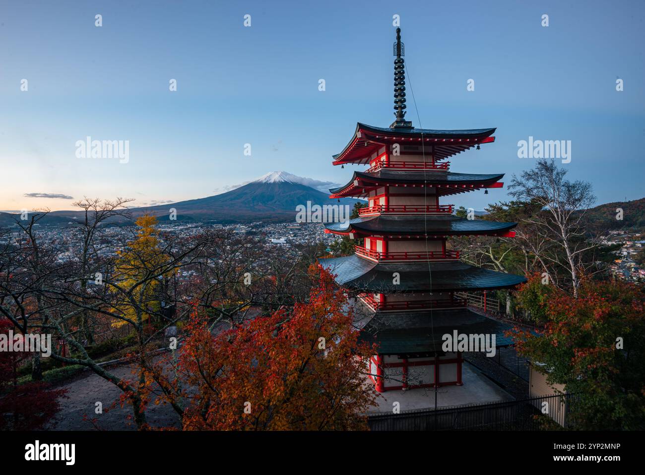 Alba sul Monte Fuji in autunno, Pagoda Fujiyoshida Chureito e foglie autunnali, Honshu, Giappone, Asia Foto Stock