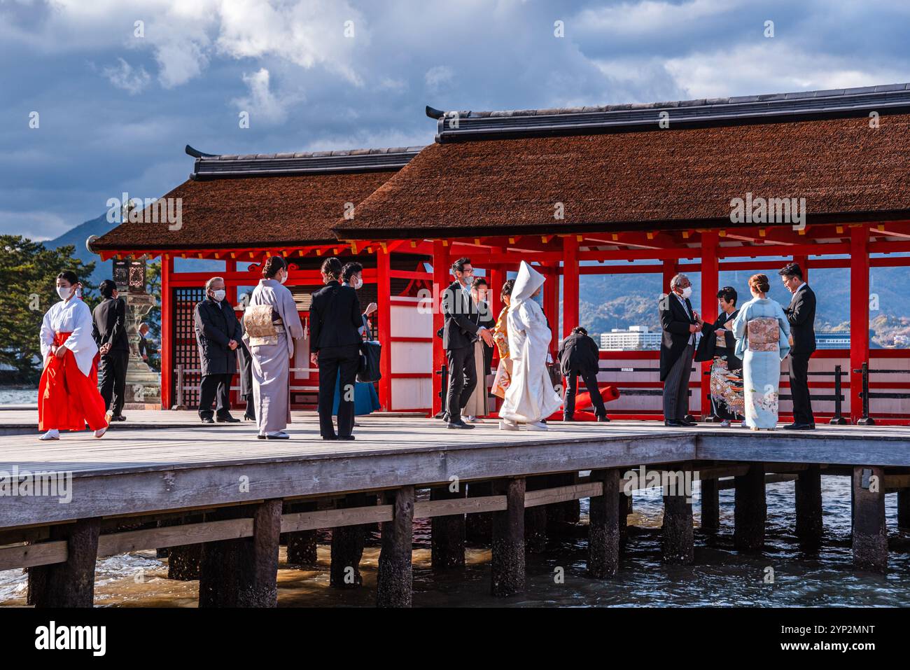 Tradizionale rito di matrimonio giapponese al Santuario scintoista di Itsukushima sull'isola di Miyajima, sito Patrimonio dell'Umanità dell'UNESCO, prefettura di Hiroshima, Honshu, Giappone Foto Stock