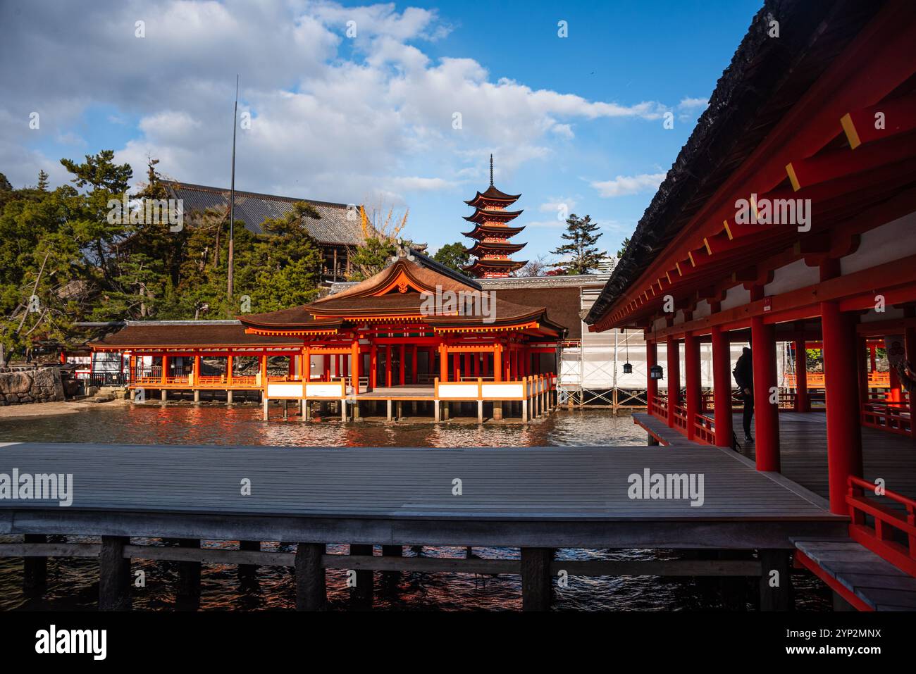 Pagoda Rossa al Santuario scintoista di Itsukushima sull'isola di Miyajima, famosa per il torii galleggiante Otori, la Prefettura di Hiroshima, Honshu, Giappone Foto Stock
