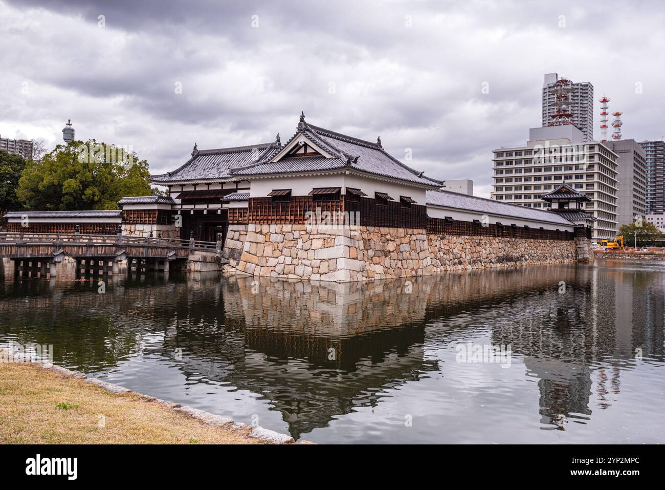 Castello fossato e città, Hiroshima, Honshu, Giappone, Asia Foto Stock