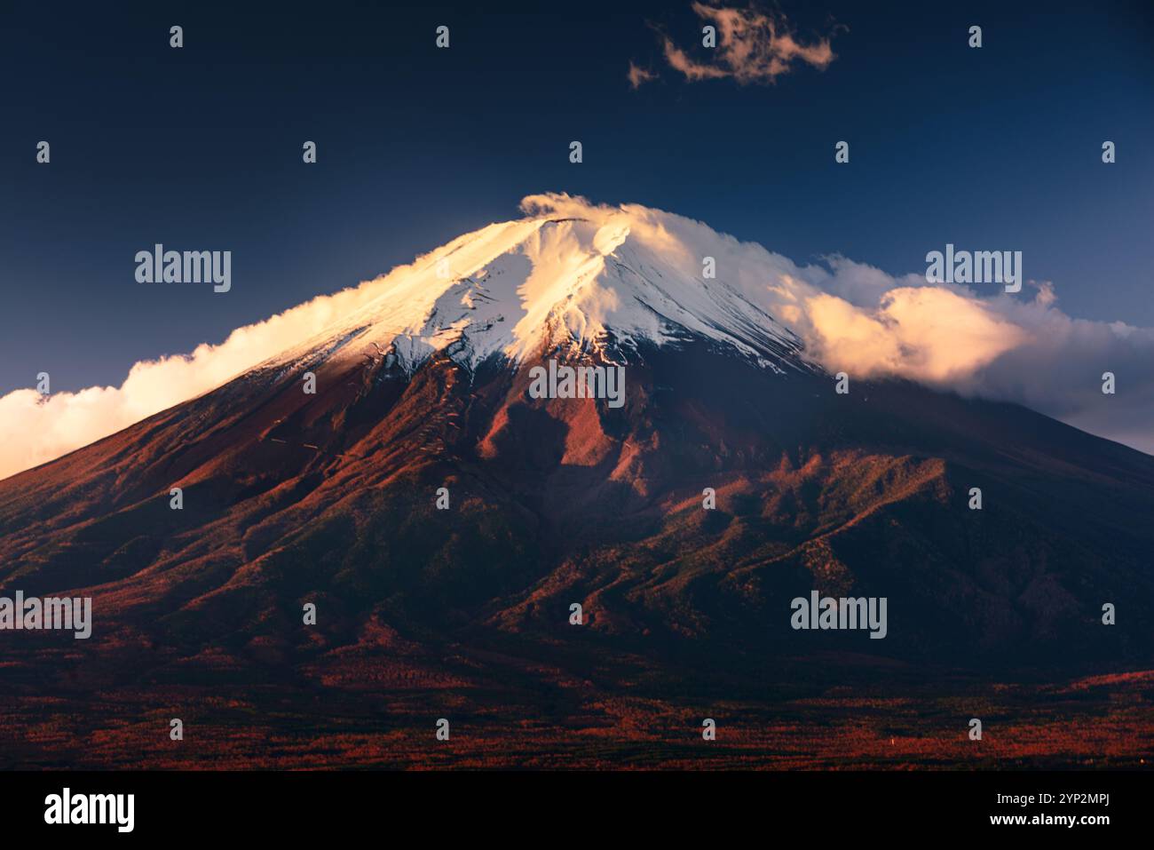Vivace alba sulla pagoda a cinque piani, la Pagoda di Chureito, affacciata sulla città di Fujiyoshida e sul vulcano del Monte Fuji, Fujiyoshida, Honshu, Giappone, Asia Foto Stock