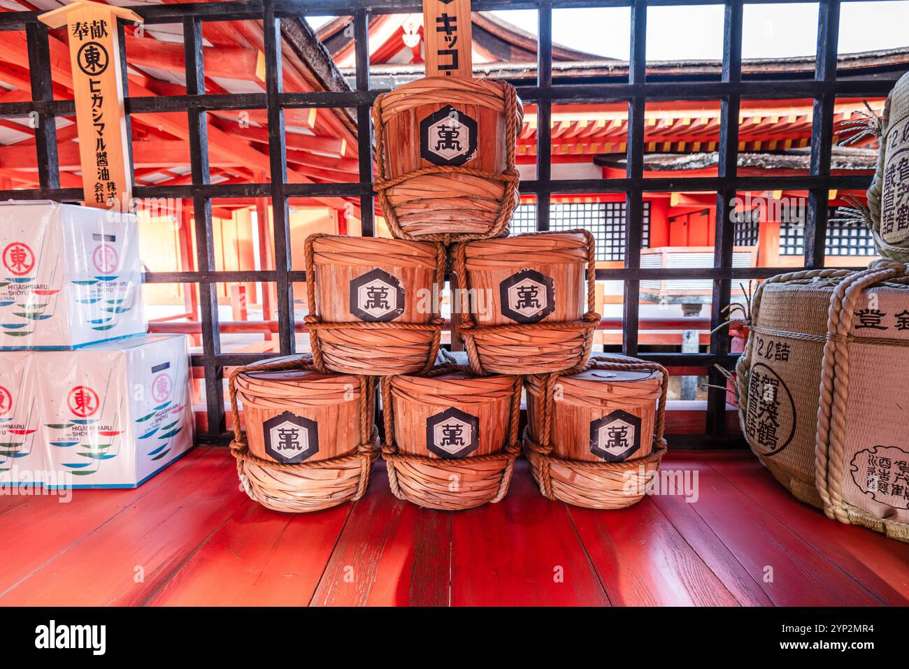 Botti di sake con dipinti tradizionali, al santuario di Itsukushima, al tempio shintoista, sull'isola di Miyajima, sito patrimonio dell'umanità dell'UNESCO, prefettura di Hiroshima, H. Foto Stock