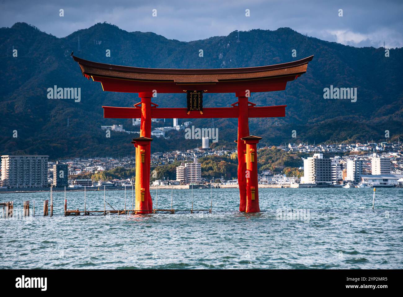 Itsukushima Shrine, tempio shintoista con torii Otori galleggianti, sull'isola di Miyajima vicino a Hiroshima, Honshu, Giappone, Asia Foto Stock