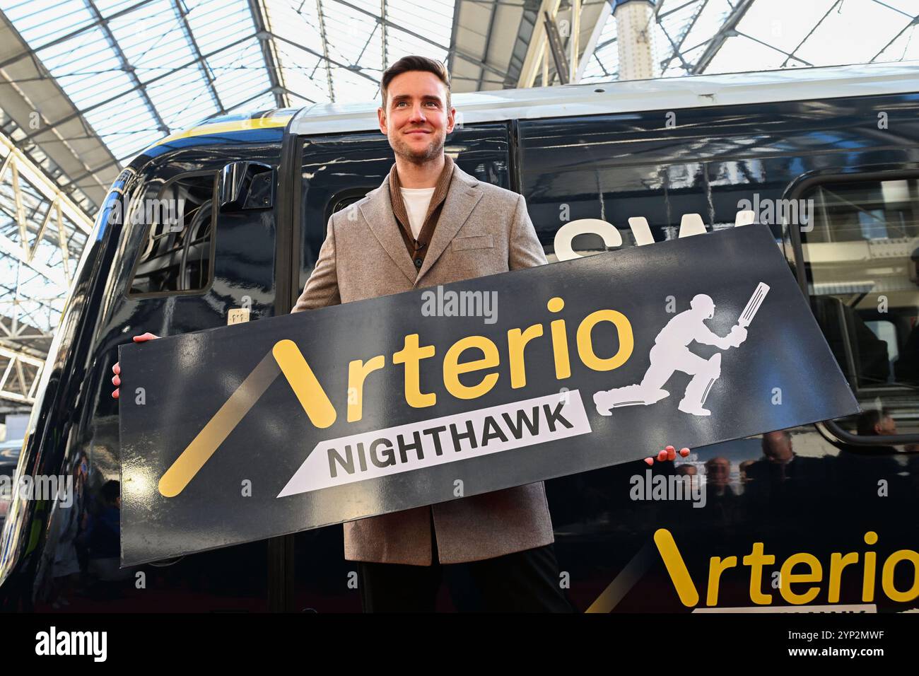 SOLO la leggenda del cricket inglese, Stuart Broad CBE si unisce alla South Western Railway (SWR) a London Waterloo per celebrare il lancio della nuova flotta Arterio, nominando uno dei loro treni «Nighthawk». Data foto: Giovedì 28 novembre 2024. Foto Stock