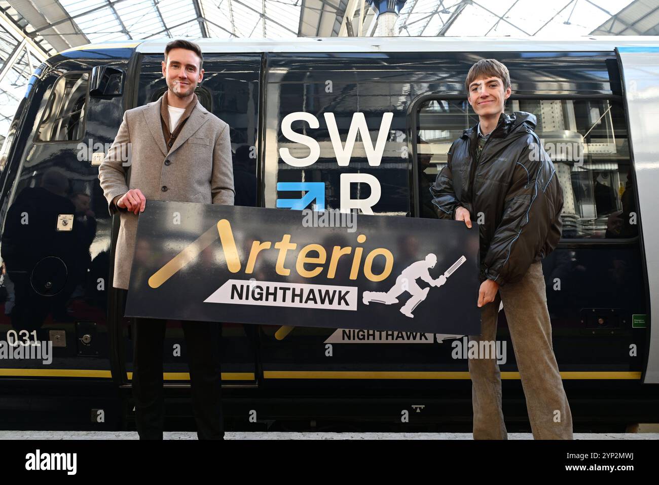 SOLO la leggenda del cricket inglese, Stuart Broad CBE e Francis Bourgeois, trainspotter e personalità dei social media, celebrano il lancio della nuova flotta Arterio della South Western Railway a London Waterloo, nominando uno dei loro treni il «Nighthawk». Data foto: Giovedì 28 novembre 2024. Foto Stock