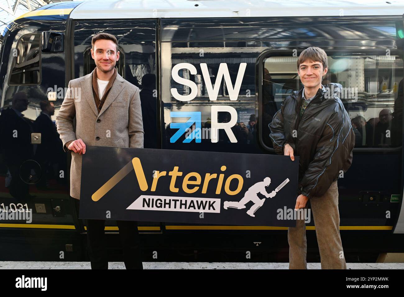 SOLO la leggenda del cricket inglese, Stuart Broad CBE e Francis Bourgeois, trainspotter e personalità dei social media, celebrano il lancio della nuova flotta Arterio della South Western Railway a London Waterloo, nominando uno dei loro treni il «Nighthawk». Data foto: Giovedì 28 novembre 2024. Foto Stock