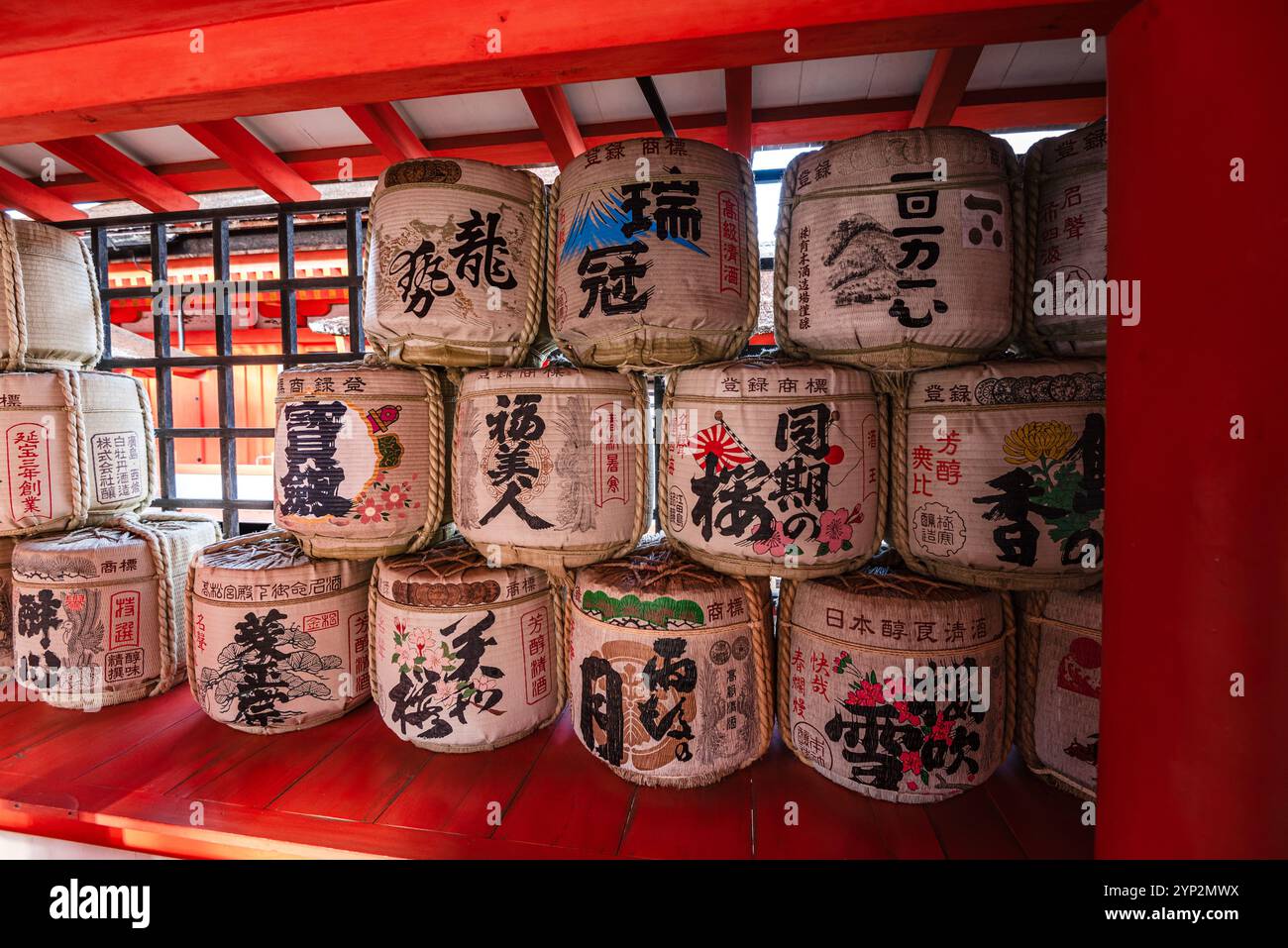 Botti di sake con dipinti tradizionali, al santuario di Itsukushima, al tempio shintoista, sull'isola di Miyajima, sito patrimonio dell'umanità dell'UNESCO, prefettura di Hiroshima, H. Foto Stock