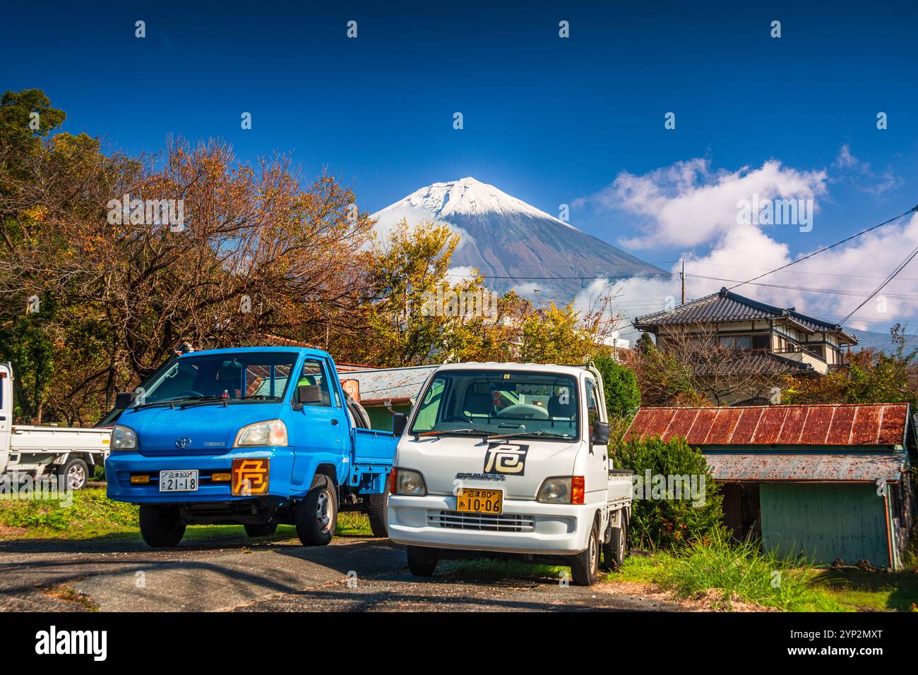 Auto parcheggiate di fronte alla vetta, Monte Fujiyama (Monte Fuji), sito patrimonio dell'umanità dell'UNESCO, iconico vulcano in autunno, Honshu, Giappone, Asia Foto Stock