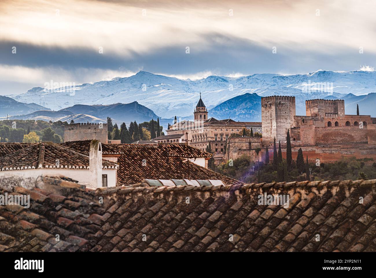 Albaicin Rooftop, Alhambra e montagne innevate della Sierra Nevada in autunno, Granada, Andalusia, Spagna, Europa Foto Stock