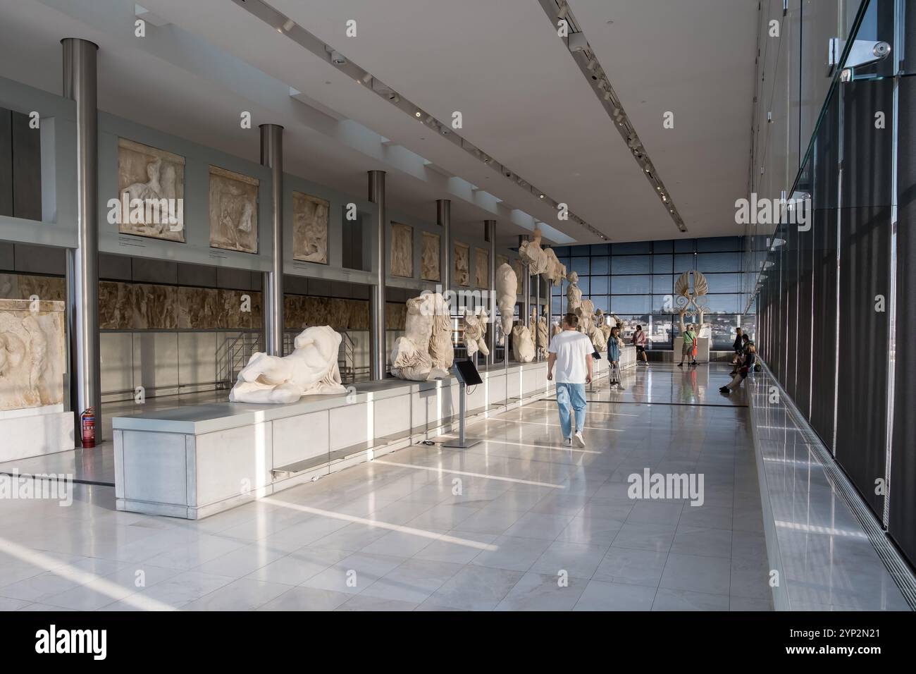 Dettaglio architettonico del Museo dell'Acropoli, un museo archeologico situato nel centro storico di Atene, Grecia, Europa Foto Stock