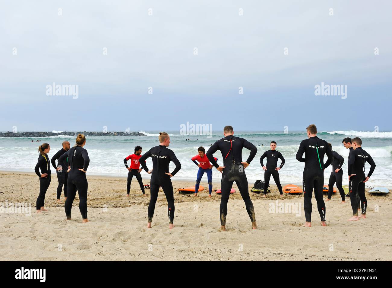 Lezione di surf sulla spiaggia di Zurriola, distretto di Gros, San Sebastian, baia di Biscaglia, provincia di Gipuzkoa, paesi Baschi, Spagna, Europa Foto Stock