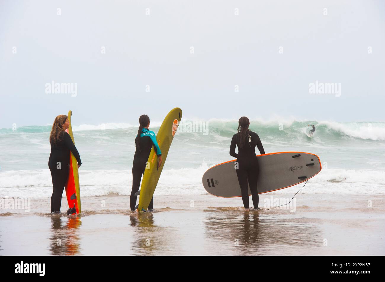 Lezione di surf sulla spiaggia di Zurriola, distretto di Gros, San Sebastian, baia di Biscaglia, provincia di Gipuzkoa, paesi Baschi, Spagna, Europa Foto Stock