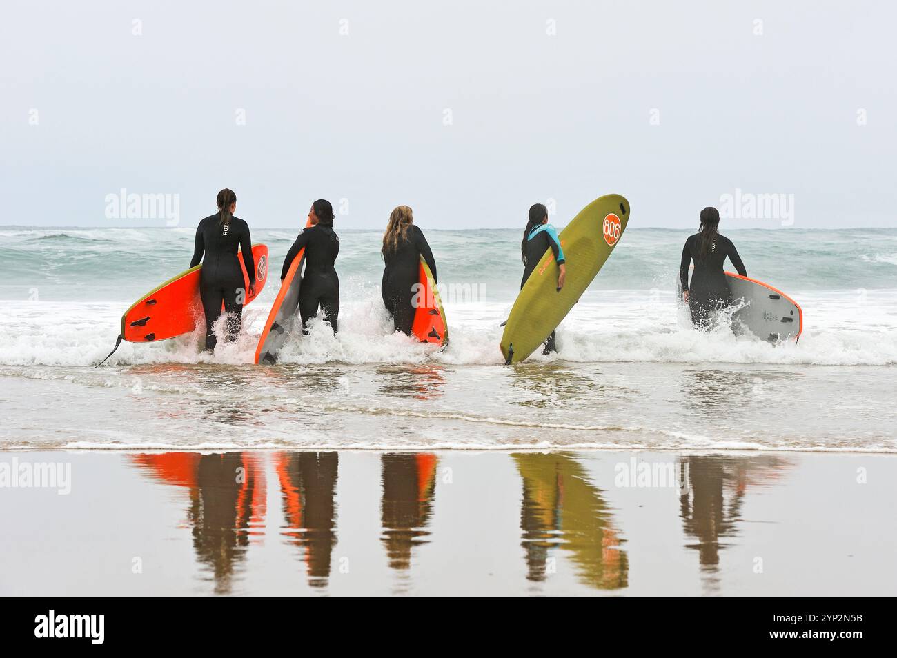 Lezione di surf sulla spiaggia di Zurriola, distretto di Gros, San Sebastian, baia di Biscaglia, provincia di Gipuzkoa, paesi Baschi, Spagna, Europa Foto Stock