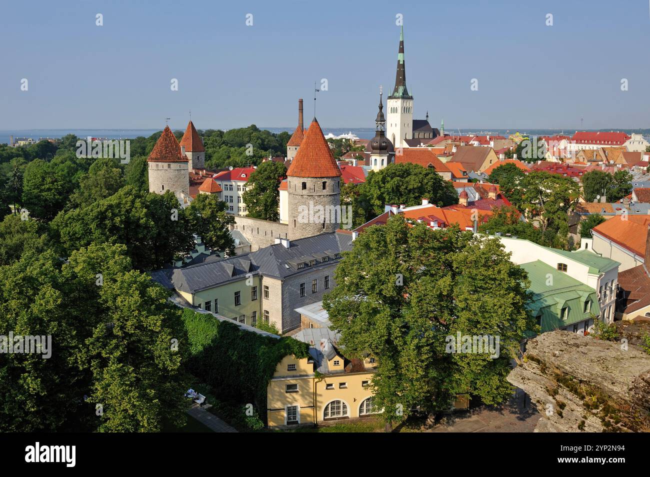 Torri e bastioni della città vecchia, patrimonio dell'umanità dell'UNESCO, visti dalla piattaforma panoramica di Patkuli sulla collina di Toompea, Tallinn, Estonia, Europa Foto Stock
