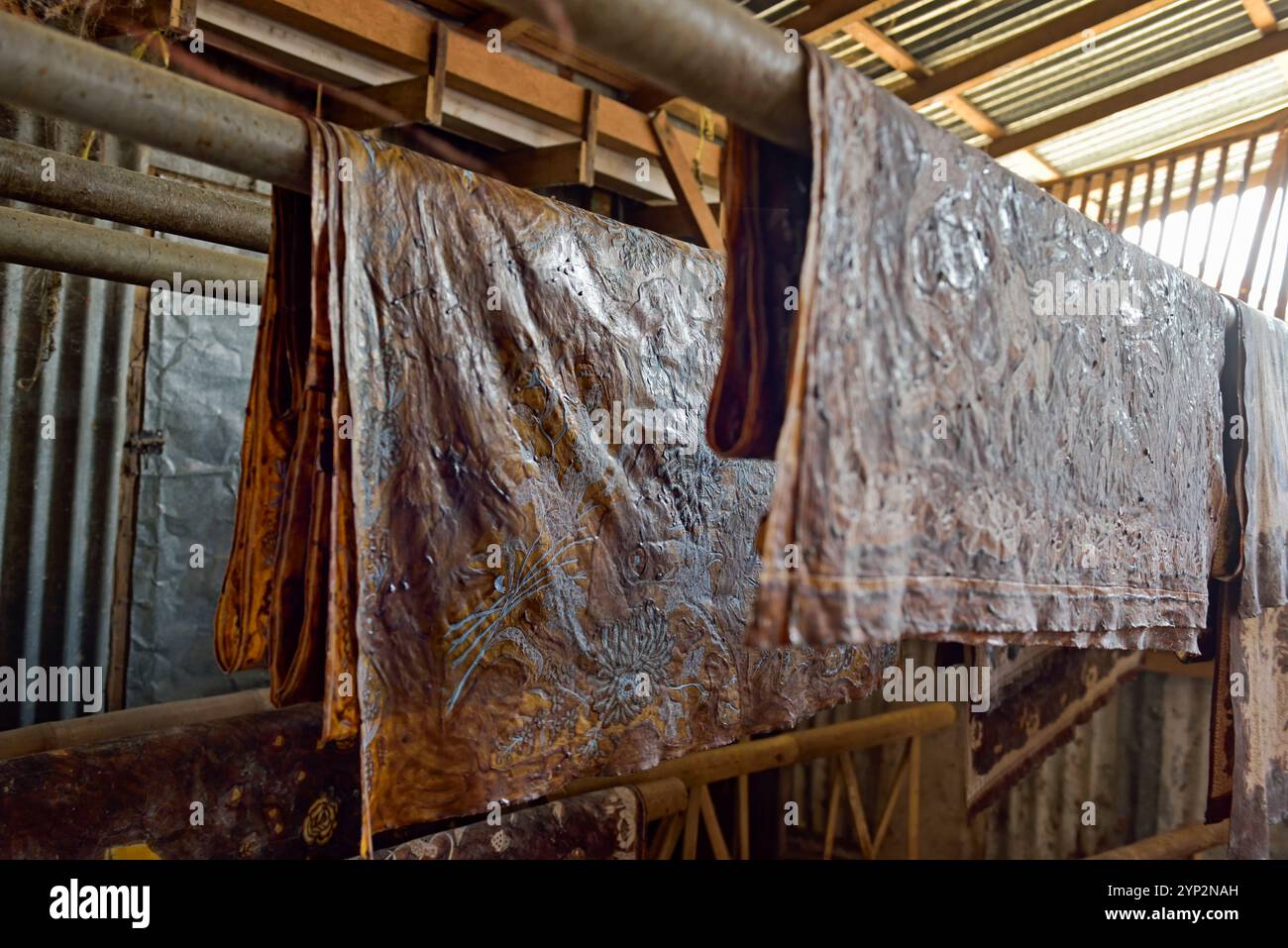 Panno rivestito con tintura resistente alla cera, fabbrica Oey Soe Tjoen Batik, Pekalongan, isola di Giava, Indonesia, Sud-est asiatico, Asia Foto Stock