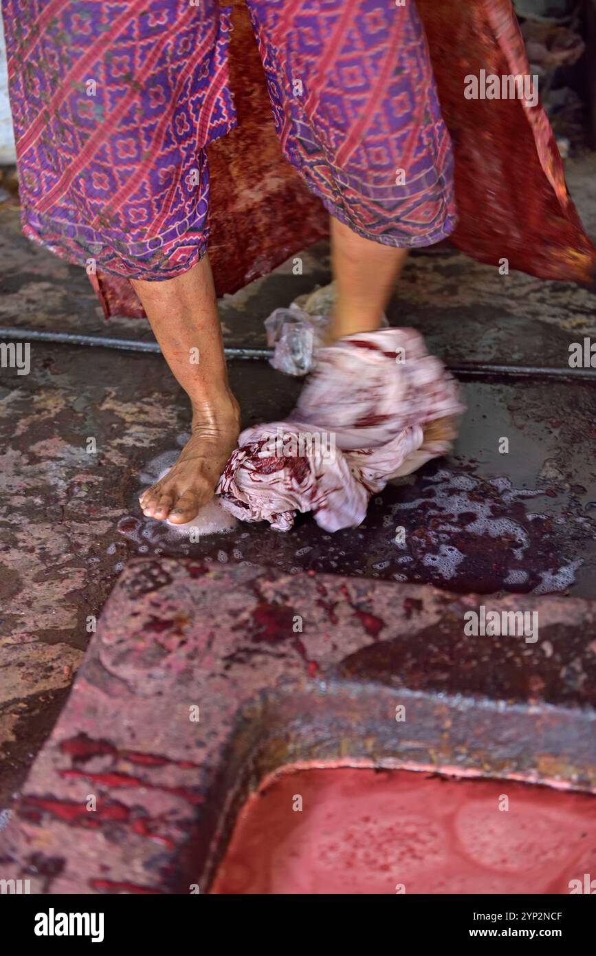 Cuocere i piedi di stoffa nel processo di tintura, Kidang Mas Batik House, Lasem, isola di Giava, Indonesia, Sud-est asiatico, Asia Foto Stock