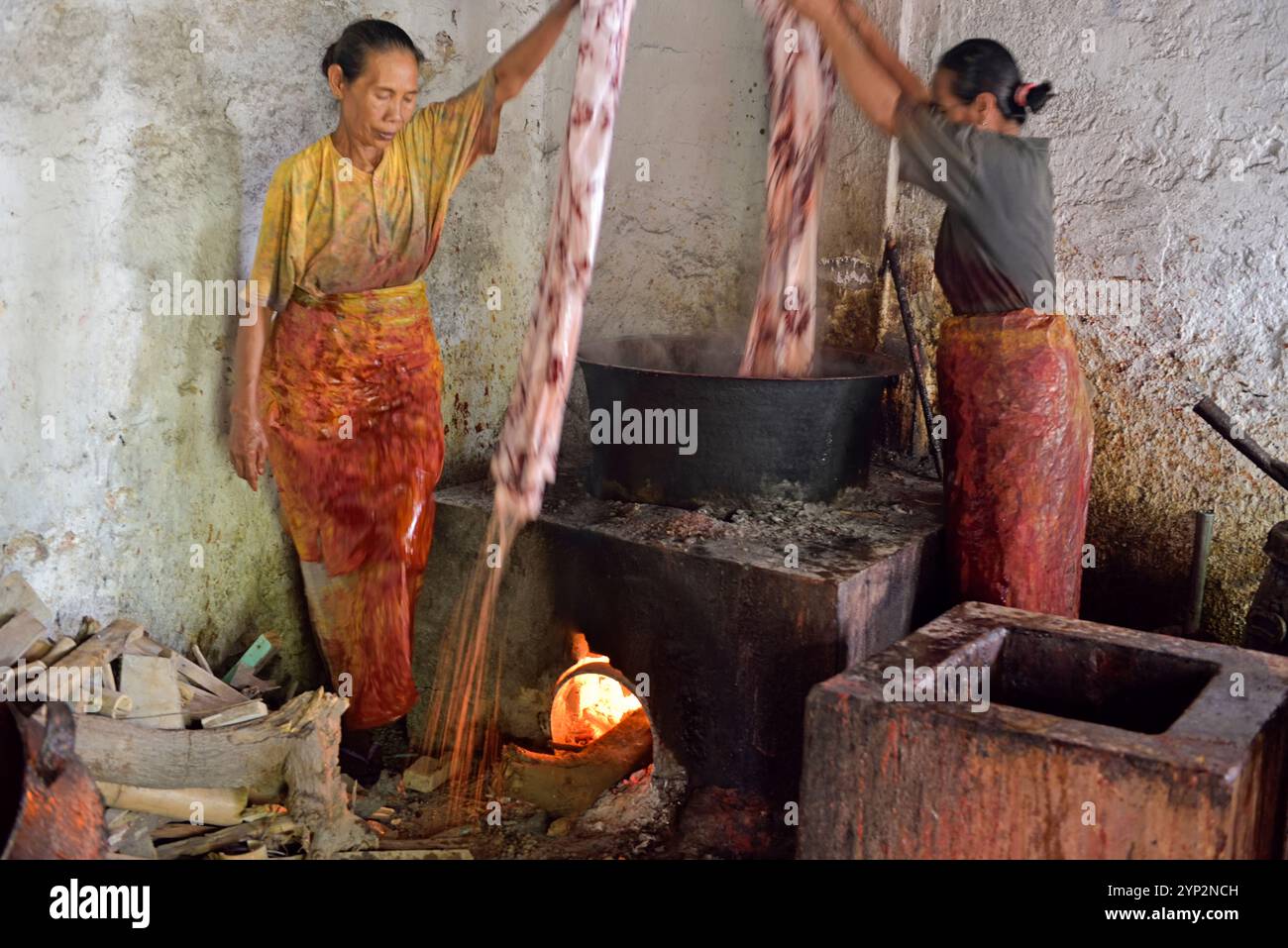 Fase di risciacquo nel processo di tintura, Kidang Mas Batik House, Lasem, isola di Giava, Indonesia, Sud-est asiatico, Asia Foto Stock