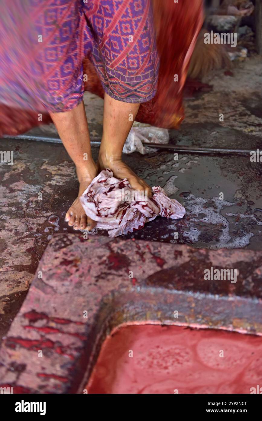 Cuocere i piedi di stoffa nel processo di tintura, Kidang Mas Batik House, Lasem, isola di Giava, Indonesia, Sud-est asiatico, Asia Foto Stock