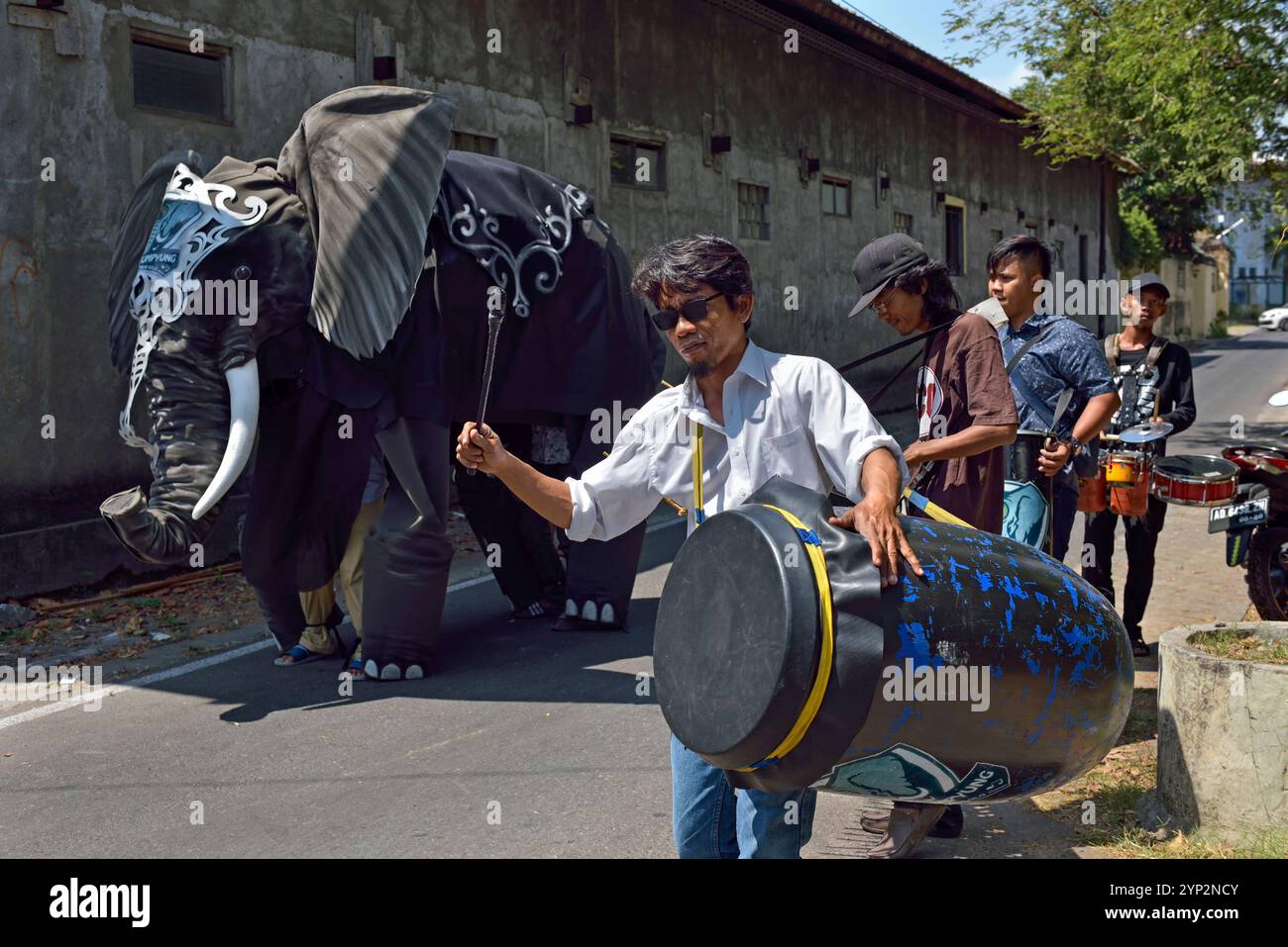 Spettacolo accogliente di Gajah Krumpyung (falso elefante e strumento musicale tradizionale), quartiere di Sondakan, solo (Surakarta), isola di Giava, Indonesia Foto Stock
